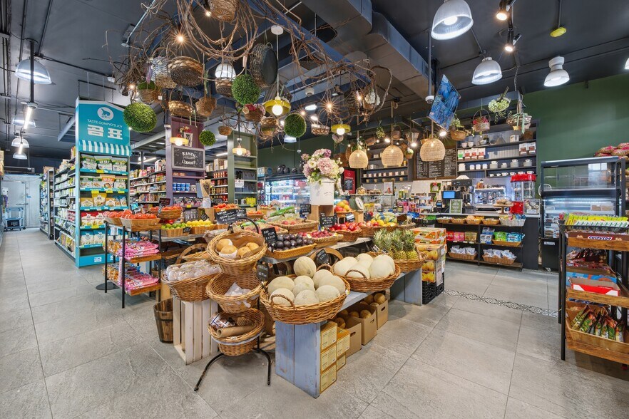 More Photos Of 14206 41st Ave, Flushing Supermarket For Lease