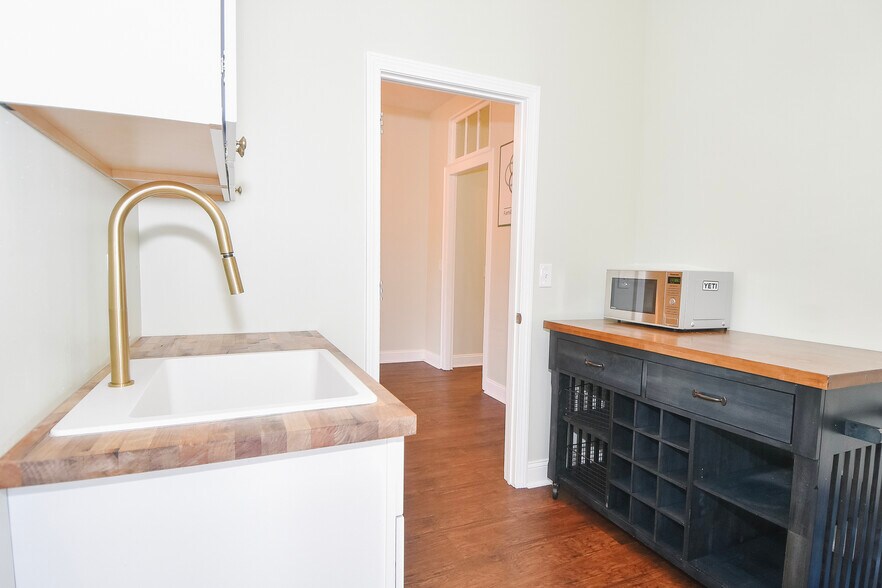 More Photos Of 93-97 Broad St, Middletown Office For Sale