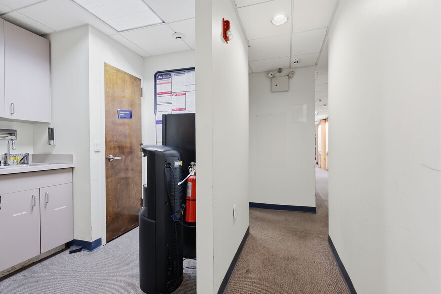 More Photos Of 1568 Woodbourne Rd, Levittown Office For Lease