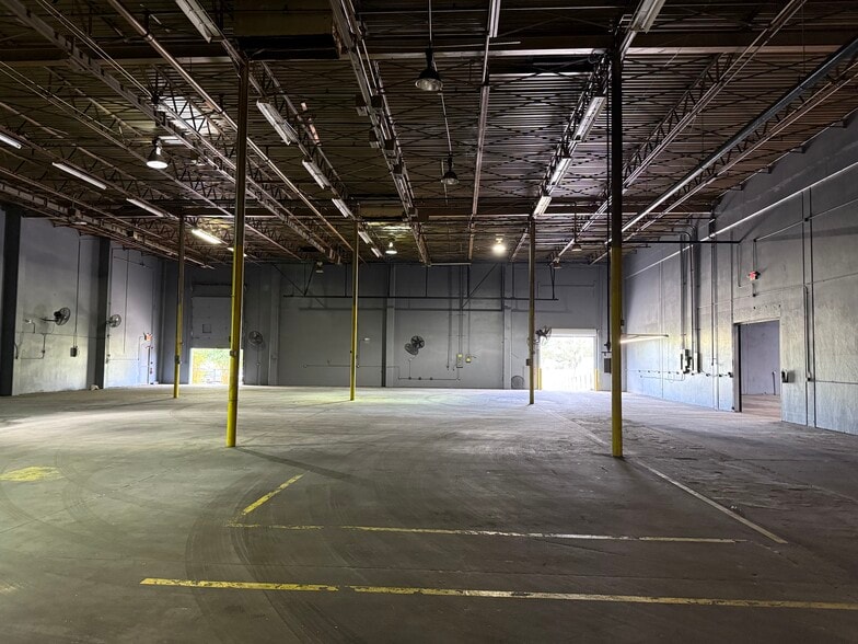 More Photos Of 5201 S West Shore Blvd, Tampa Warehouse For Lease