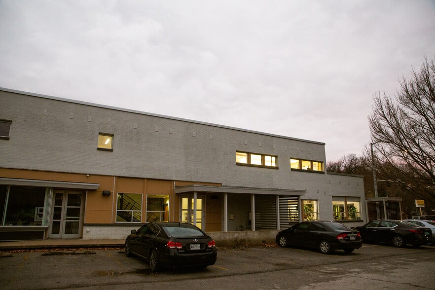 More Photos Of 620 N College Ave, Fayetteville Office For Sale