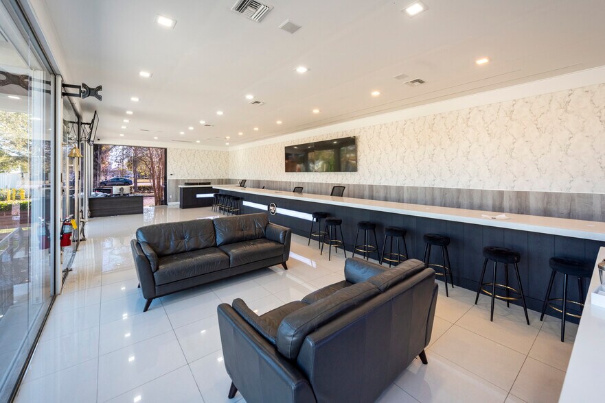 More Photos Of 2980 W Oakland Park Blvd, Oakland Park Showroom For Lease