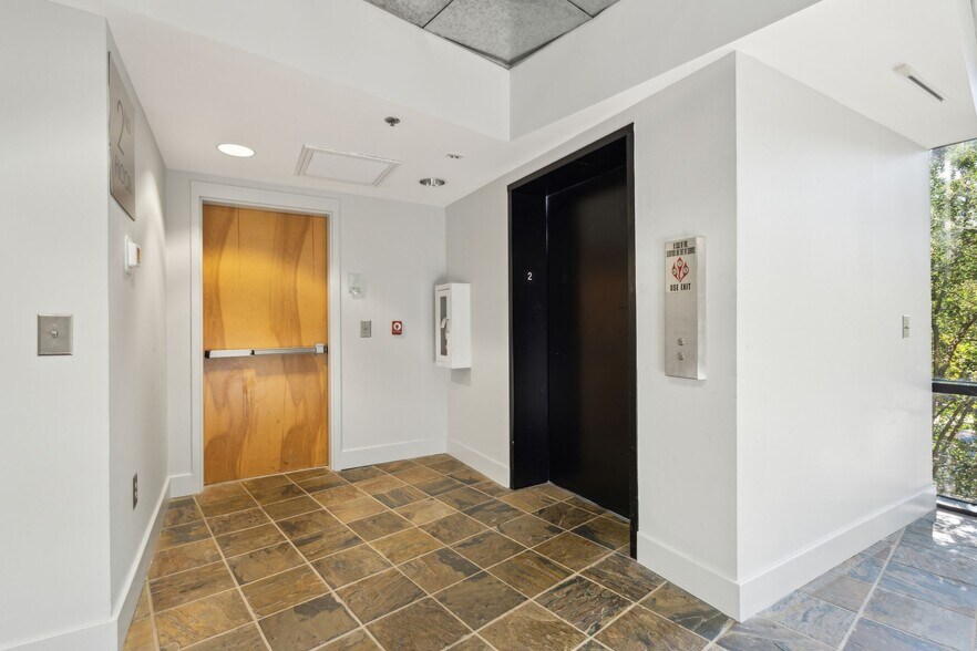 More Photos Of 710 Johnnie Dodds Blvd, Mount Pleasant Medical For Lease