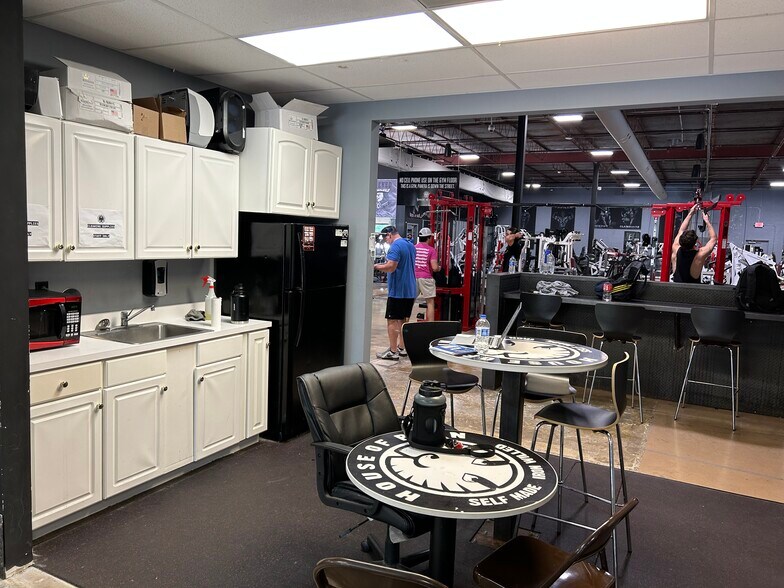 More Photos Of 251-253 Chesterfield Industrial Blvd, Chesterfield Warehouse For Sale