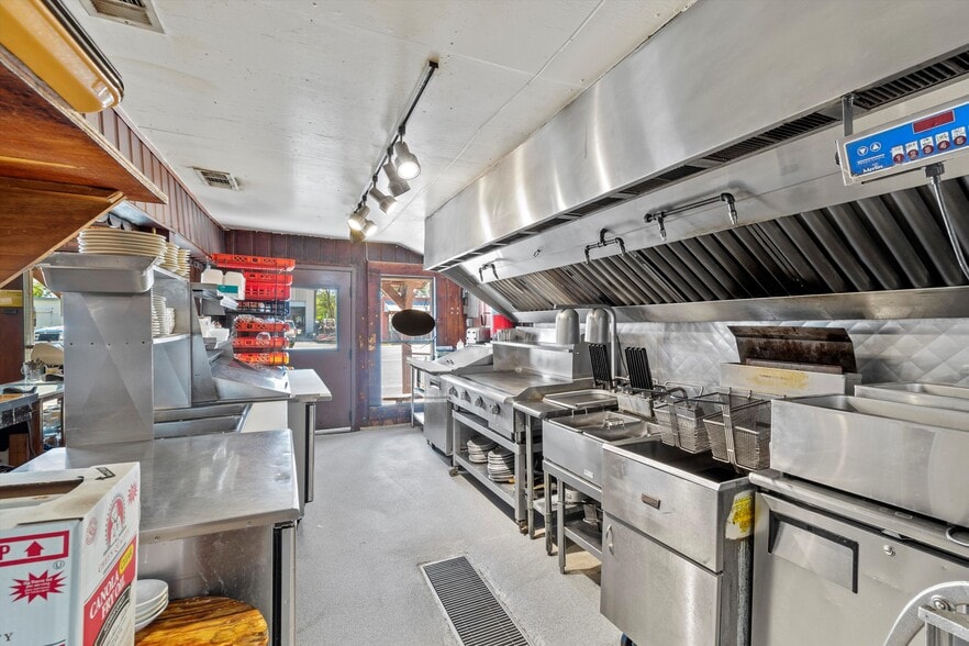 More Photos Of 110 W Bailey St, Ponder Restaurant For Sale