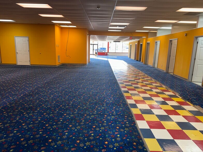 More Photos Of 606 Highway 76, White House Freestanding For Lease