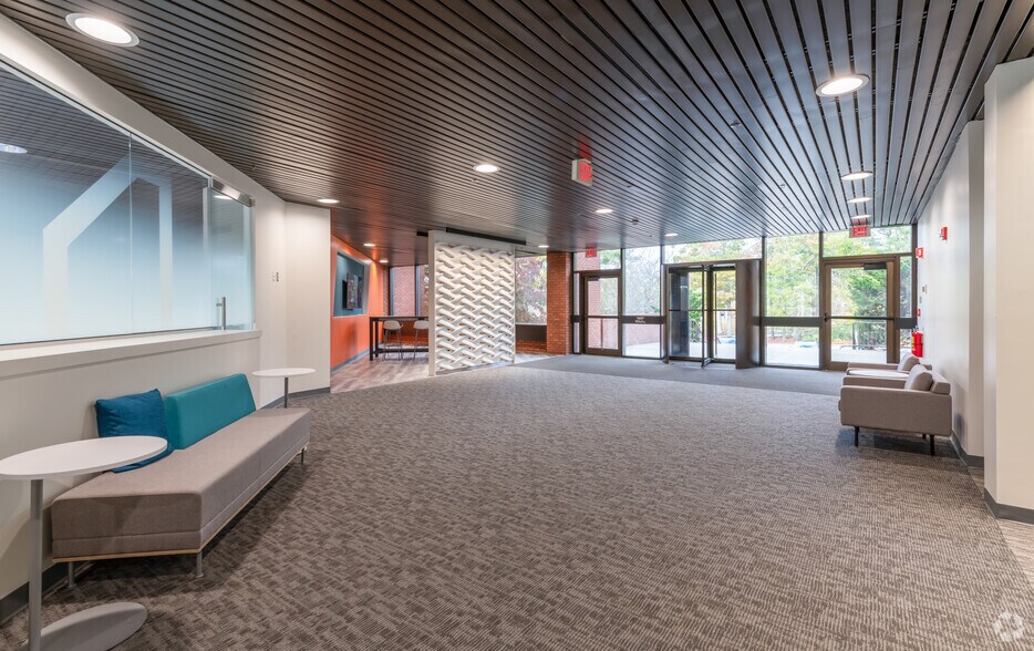 More Photos Of 20 Cabot Blvd, Mansfield Office For Lease