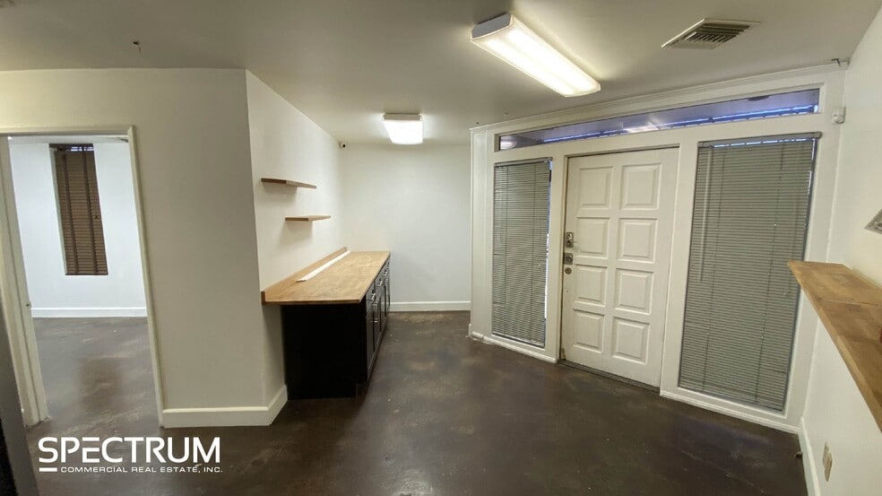 More Photos Of 7002 Sophia Ave, Van Nuys Showroom For Lease