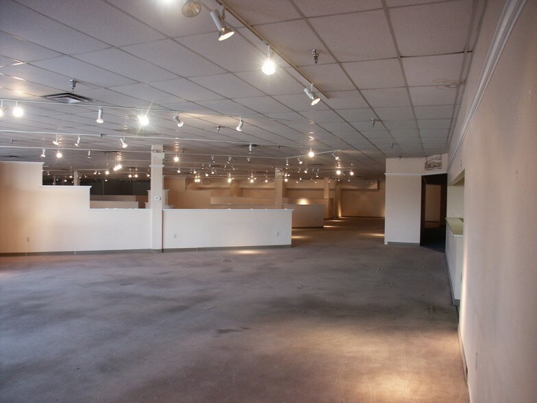 More Photos Of 3515-3559 W Northern Ave, Phoenix General Retail For Lease