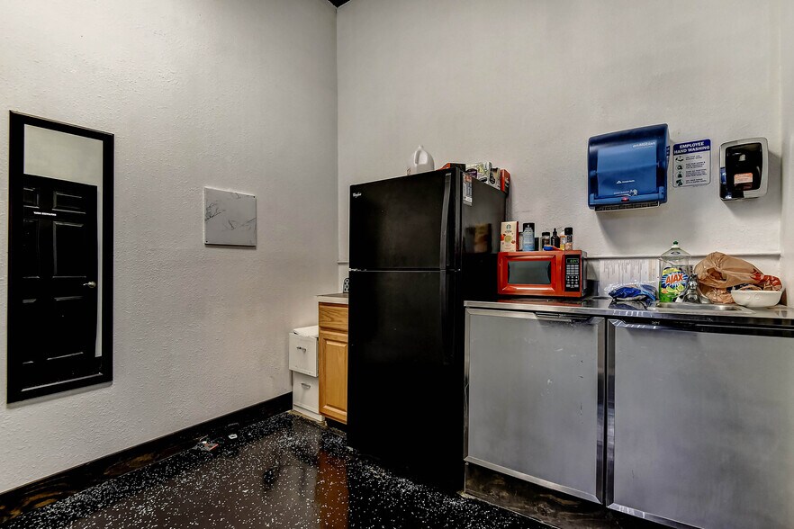More Photos Of 4006 Texoma Pky, Denison General Retail For Sale