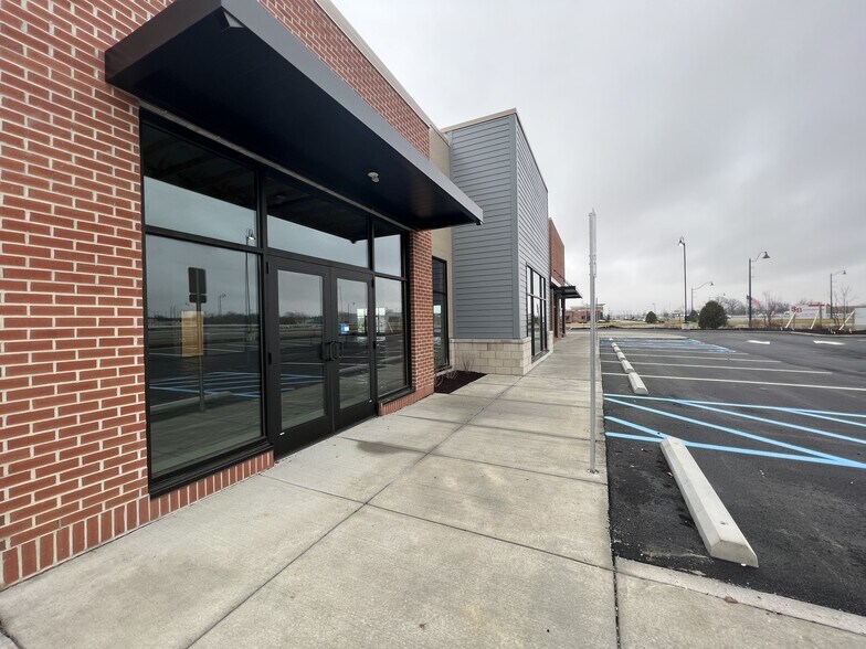 More Photos Of 13588 Bent Grass Ln, Fishers Storefront For Sale
