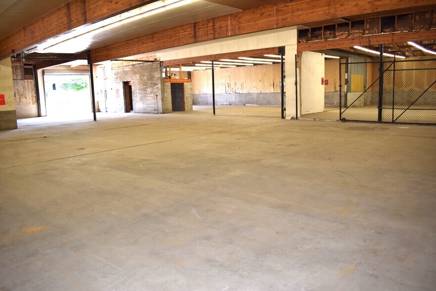 More Photos Of 613 Pacific Ave S, Kelso Distribution For Lease