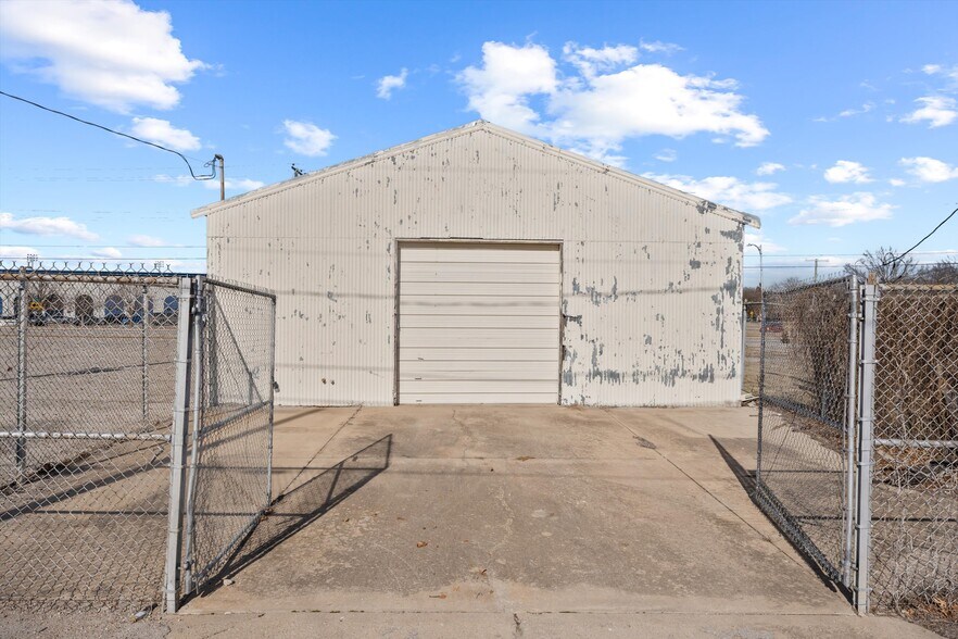 More Photos Of 100 Dewey Ave, Bartlesville Light Manufacturing For Sale