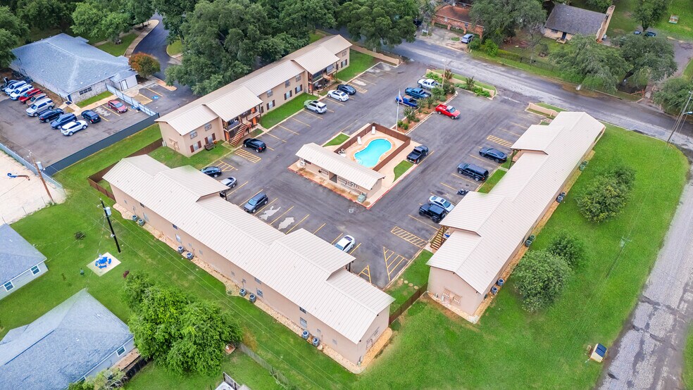 More Photos Of 500 E Nopal St, Uvalde Apartments For Sale