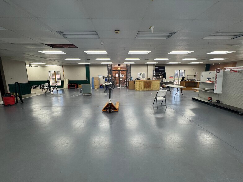 More Photos Of 990 N Daleville Ave, Daleville Warehouse For Sale