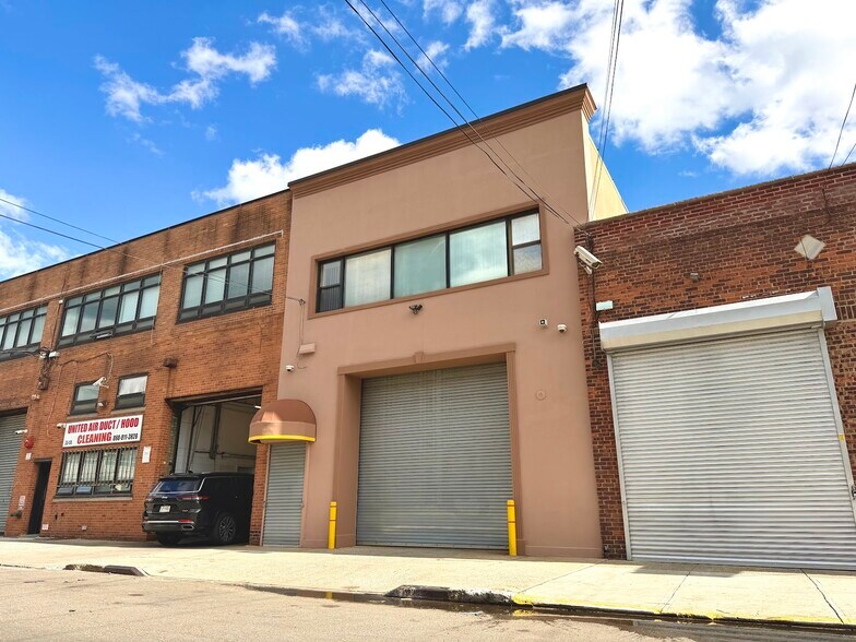 Primary Photo Of 3359 55th St, Woodside Warehouse For Lease