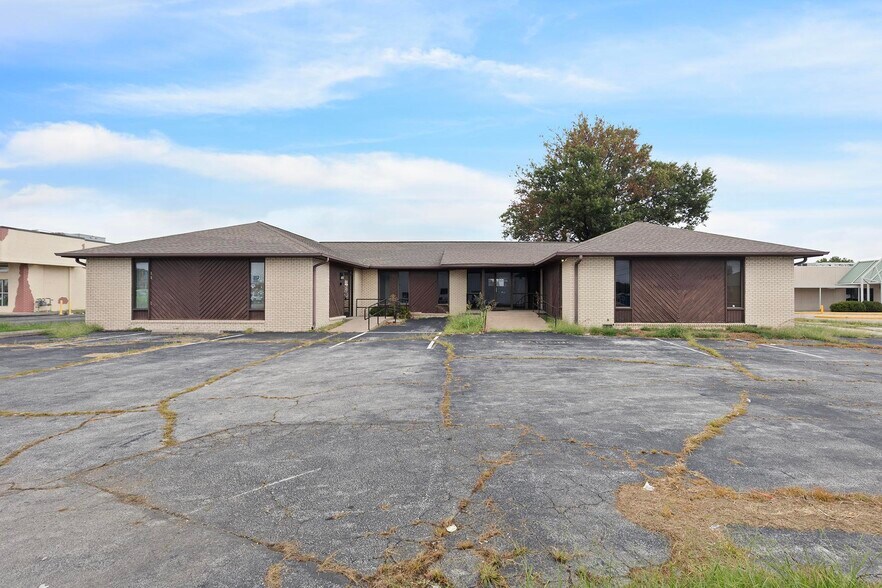 More Photos Of 327 E Airport Dr, Carthage Medical For Sale
