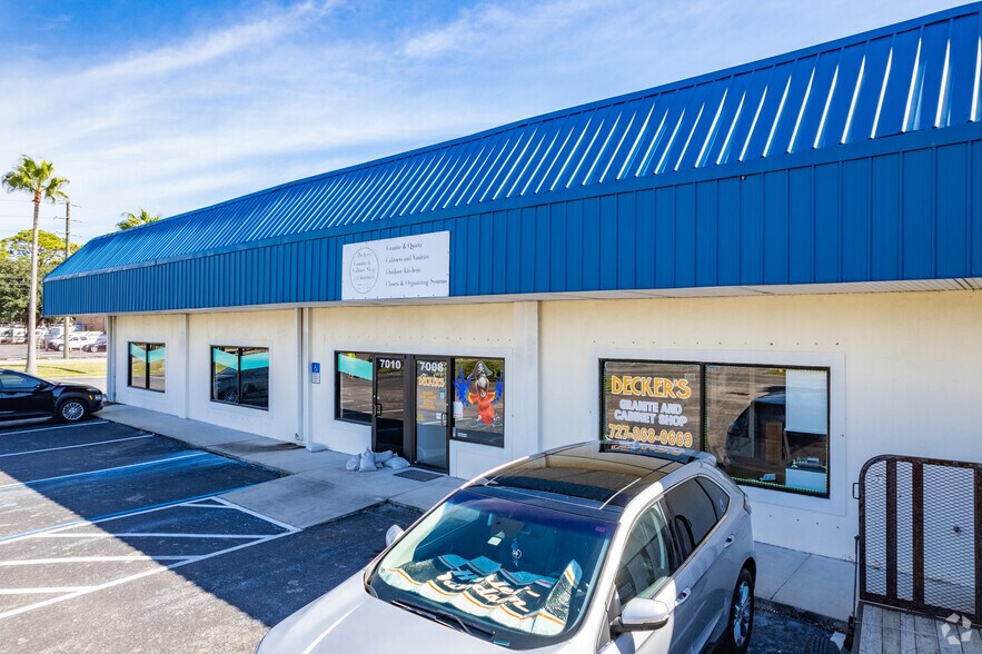 More Photos Of 7010 & 7012, Hudson Showroom For Lease