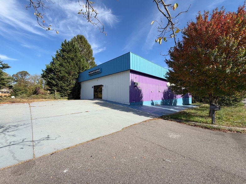 More Photos Of 900 W Chapel Rd, Asheville Showroom For Sale