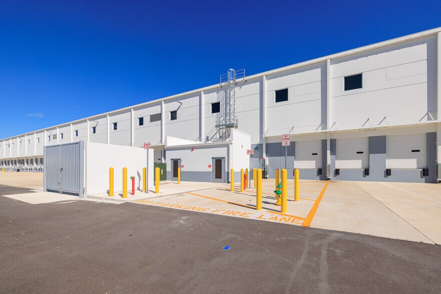 More Photos Of 9876 Air Commerce Pky, Orlando Unknown For Lease