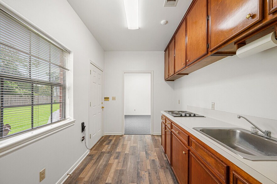 More Photos Of 1350 Avenue D, Katy Office For Sale