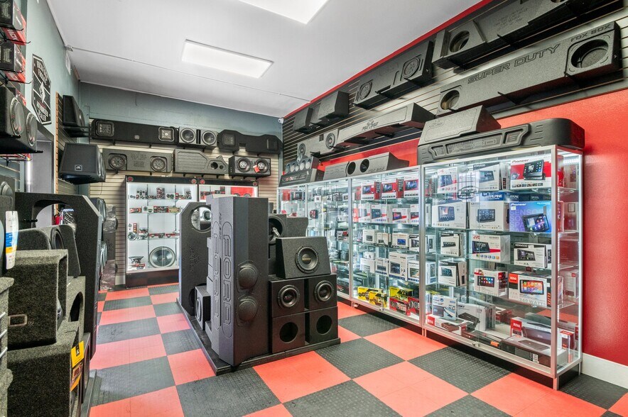 More Photos Of 1535 Chester St, Aurora Auto Repair For Sale