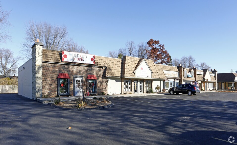 More Photos Of 6208-6222 Covington Rd, Fort Wayne Freestanding For Lease