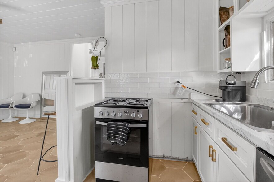 More Photos Of 825 N Federal Hwy, Delray Beach Storefront Retail Residential For Sale