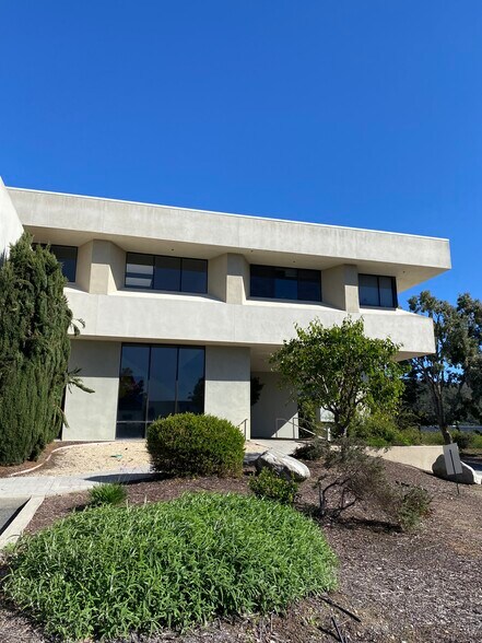 More Photos Of 5 Mandeville Ct, Monterey Flex For Sale