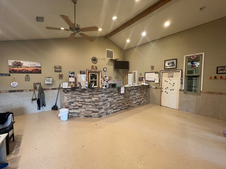 More Photos Of 628 E Veterans Memorial Blvd, Harker Heights Veterinarian Kennel For Sale