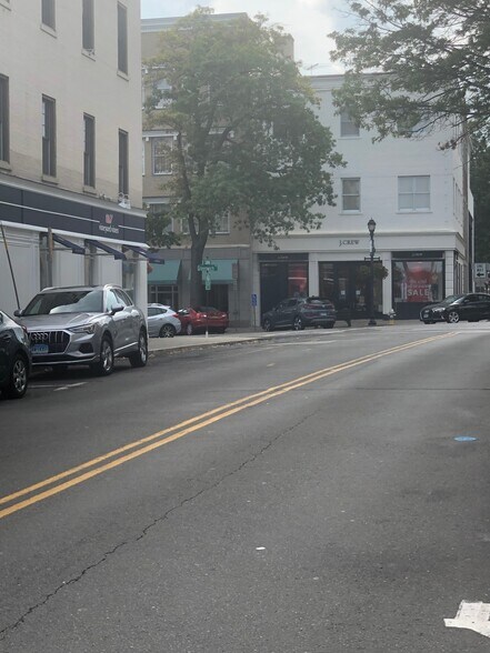 More Photos Of 25 Lewis St, Greenwich Office For Lease