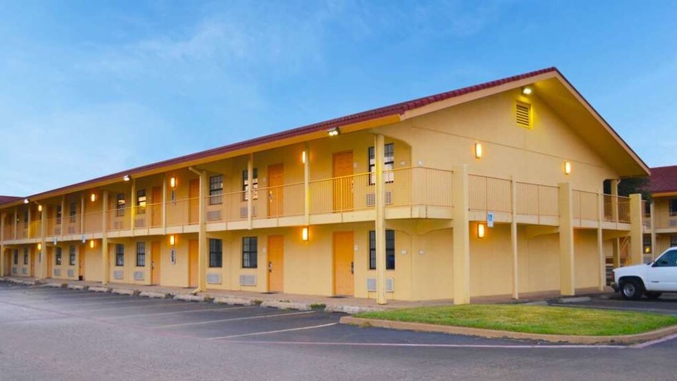 More Photos Of 5201 N State Line Ave, Texarkana Hotel For Sale