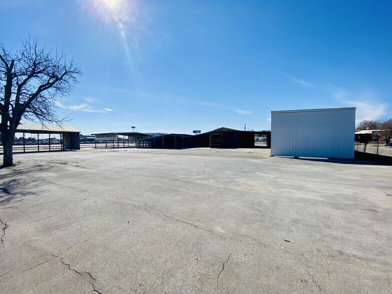 More Photos Of 1445 McQueeney Rd, New Braunfels General Retail For Lease