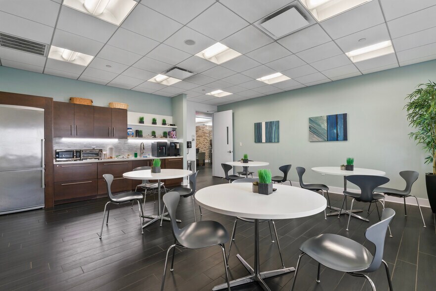 More Photos Of 7500 West Side Ave, North Bergen Warehouse For Lease