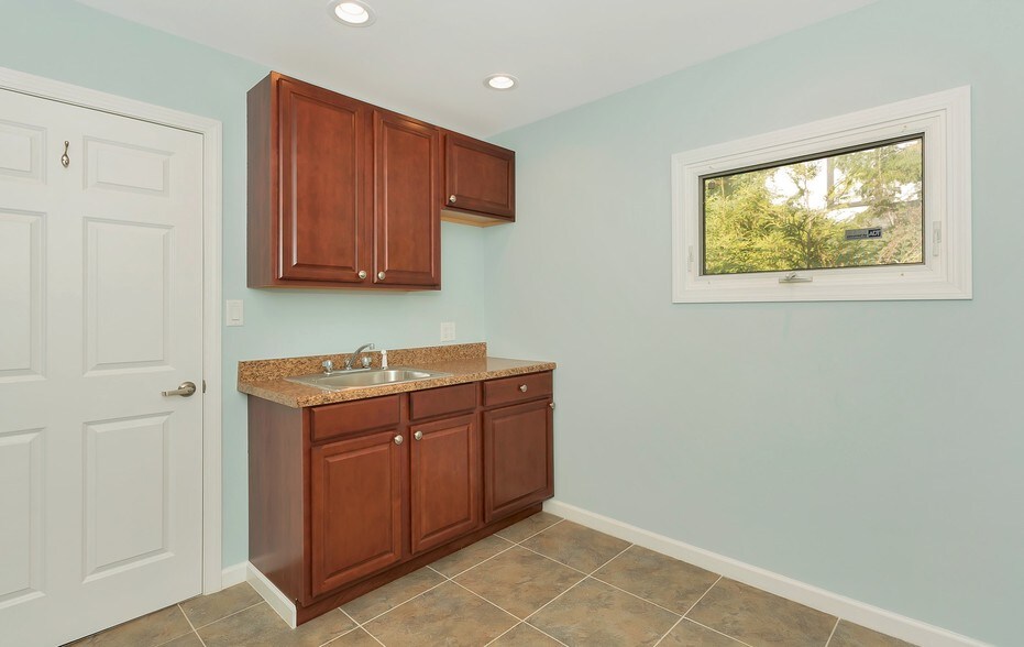 More Photos Of 760 Wellwood Ave, Lindenhurst Office For Sale
