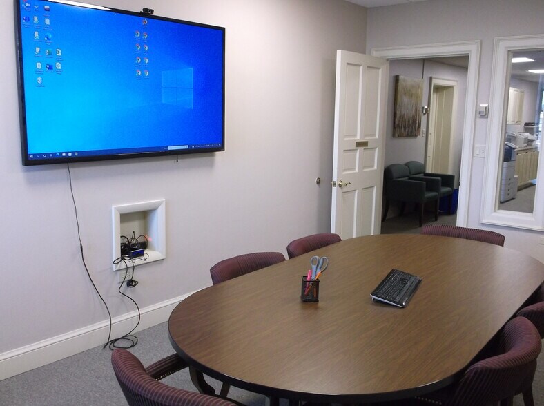 More Photos Of 601 Oregon St, Oshkosh Office For Lease