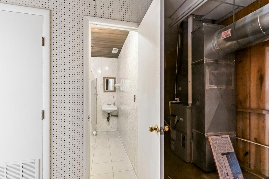 More Photos Of 2929 Clifty Dr, Madison Flex For Sale