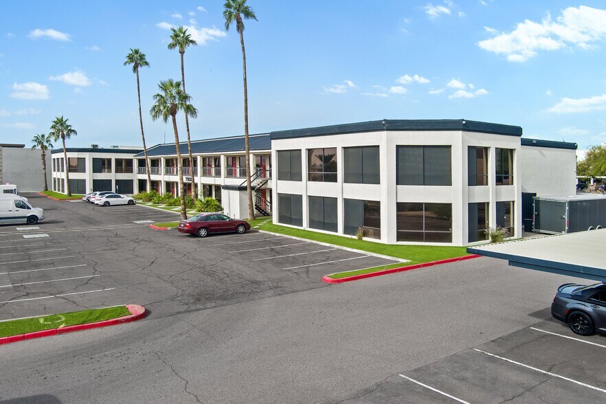 More Photos Of 7900 E Greenway Rd, Scottsdale Warehouse For Lease