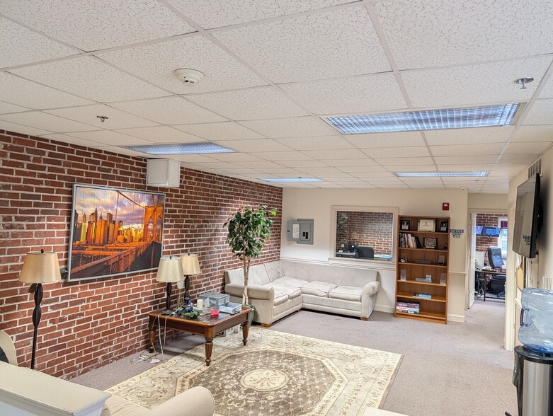 More Photos Of 113 E Chestnut St, Souderton Self Storage For Lease