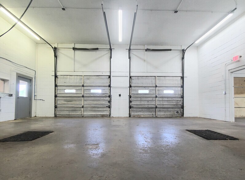 More Photos Of 2401 NW Vivion Rd, Riverside General Retail For Lease