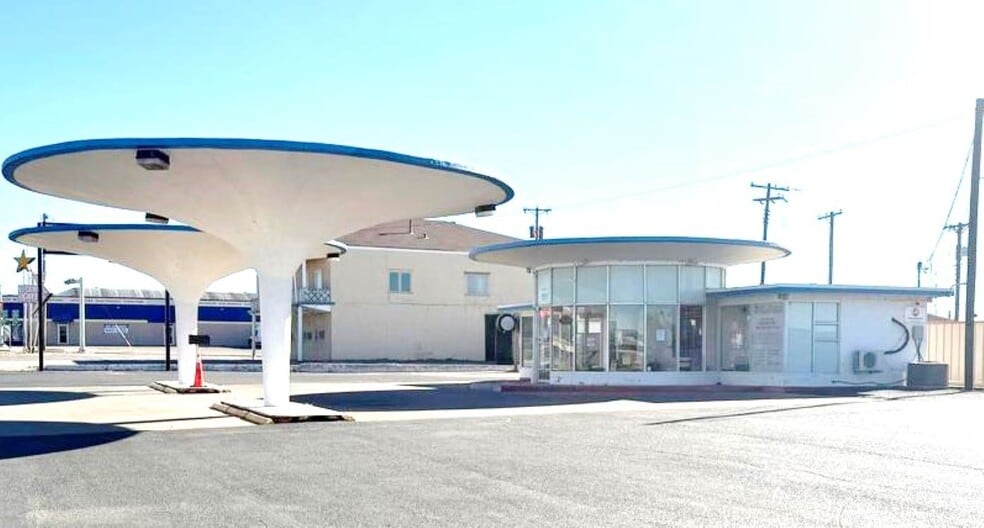 Primary Photo Of 411 W 5th St, Plainview Freestanding For Sale