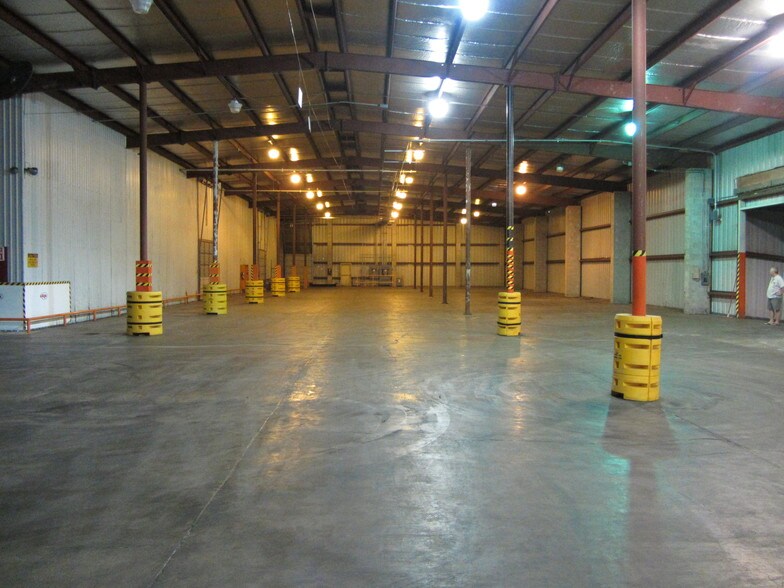 More Photos Of 1305 19th St SW, Mason City Distribution For Sale