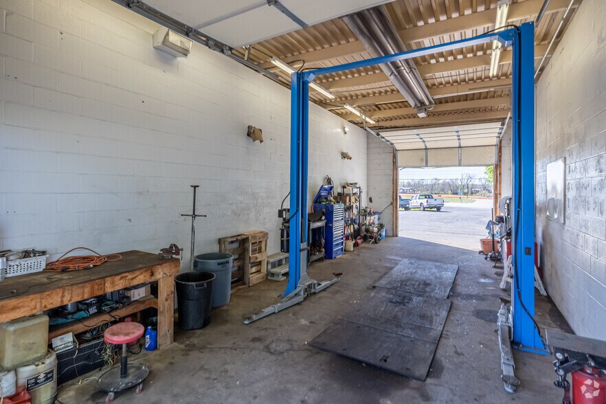 More Photos Of 200 SW Regional Airport Blvd, Bentonville General Retail For Sale