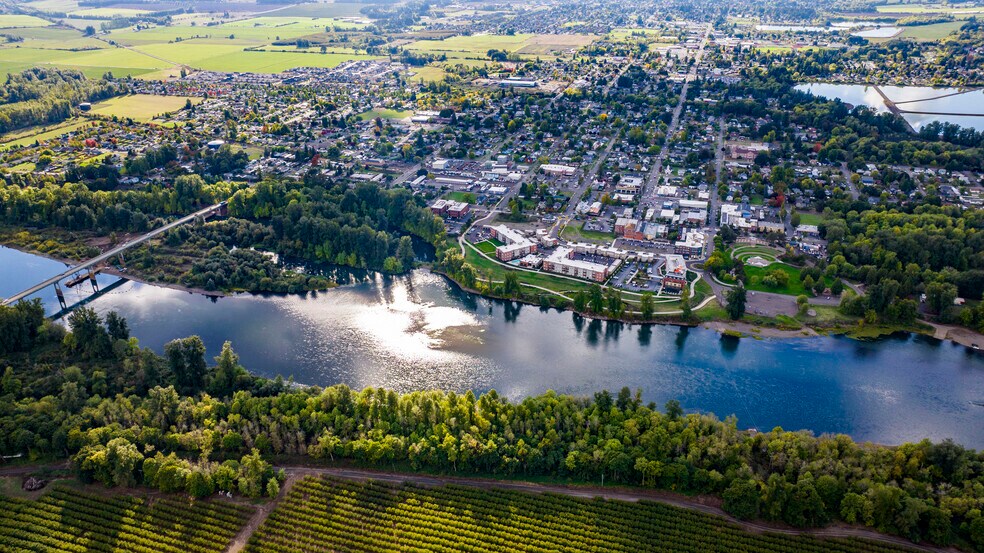 More Photos Of 144 S Main St, Independence Storefront Retail Office For Sale