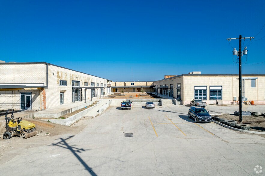 More Photos Of 215 Coca Cola Pl, San Antonio Apartments For Lease