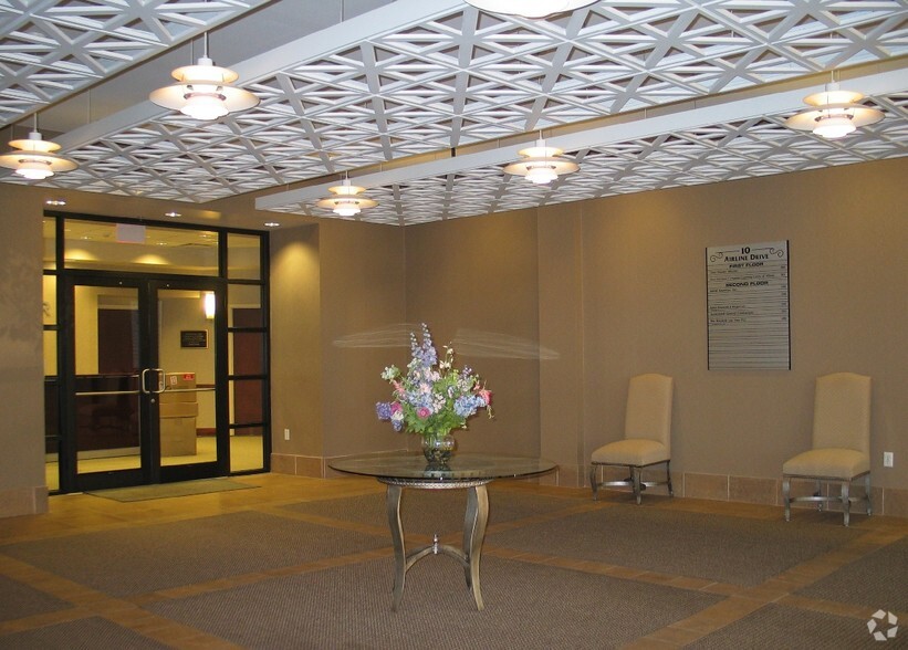 More Photos Of 10 Airline Dr, Albany Office For Lease