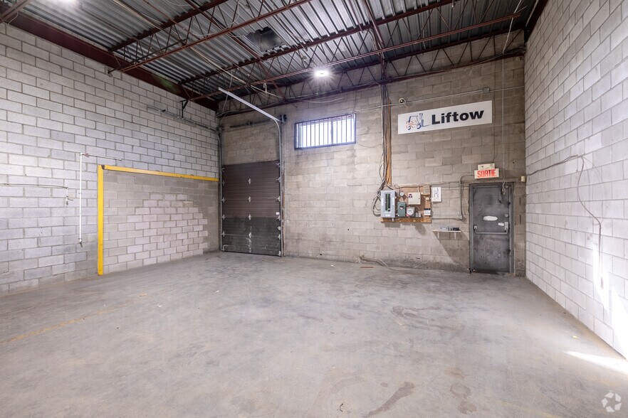 More Photos Of 1420-1490 Rue Beaulac, Saint-Laurent Light Distribution For Lease