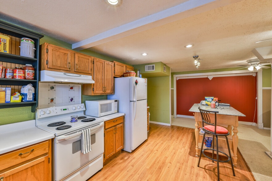 More Photos Of 126 N Wilson St, Dresden General Retail For Sale