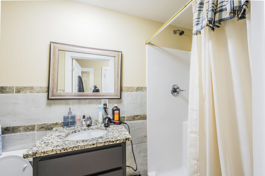 More Photos Of 1502 Westen St, Bowling Green Office For Sale