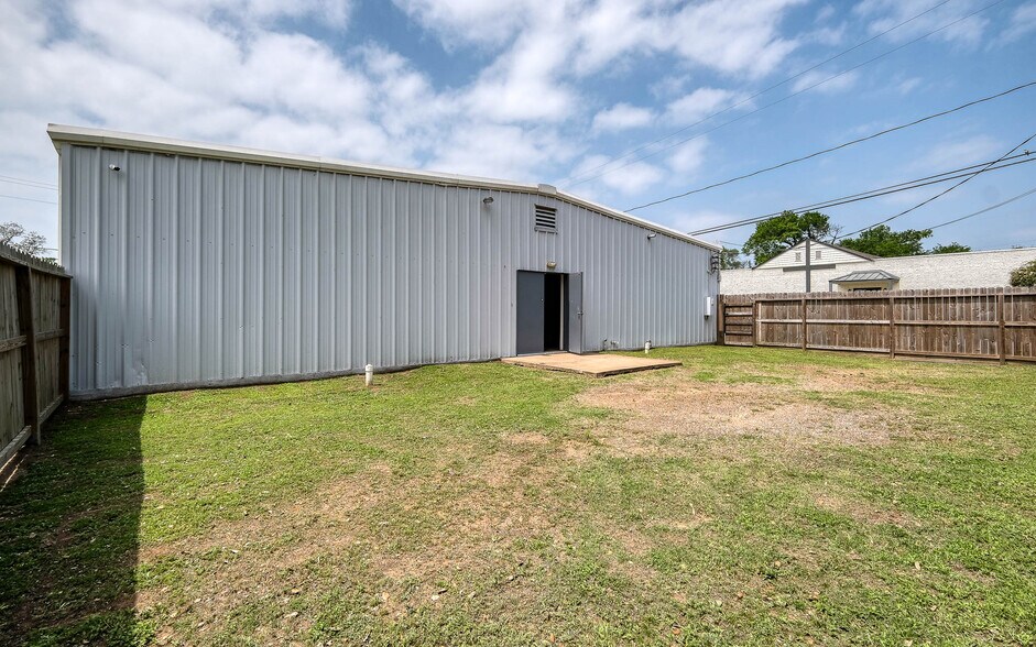 More Photos Of 1118 Smith St, Waller Showroom For Sale